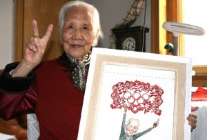 96岁老人学外语制剪纸剪出“奥运人生”