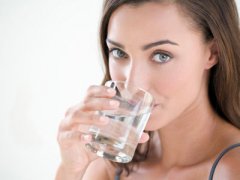 健康喝水有讲究 吸管喝水更科学
